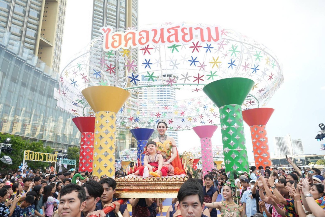 ไอคอนสยามสร้างปรากฏการณ์! คว้า “ชมพู่ อารยา” รับบทบาทนางทุงสะเทวี ควงคู่ “น้องแอบิเกล” นำขบวนแห่สงกรานต์สุดอลังการริมเจ้าพระยา